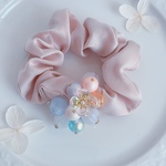 シュシュ　ベージュ　くすみカラー　小ぶり　可愛い　お出かけ　ビーズ　ヘアアクセサリー　お呼ばれ　デート　プレゼント　プチギフト