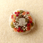 秋のリース刺繍ブローチ