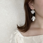 《シルバー》花びら パール イヤリング ピアス  ウェディング  結婚式 フォトウェディング 前撮り 白 フォーマル  推し活 ホワイト お呼ばれ ブライダル セレモニー アレルギー対応 変更無料