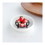 苺のパンケーキ【チャーム】【ストラップ】［ホットケーキ|食品サンプル|ミニチュアスイーツ|フェイクフード|クレイケーキ|おままごと|キッズアクセサリー|インテリア雑貨|いちご|イチゴ|ストロベリー］