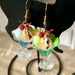 ミニチュア クリームソーダ風パフェのピアス