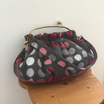 がま口バッグ　ウール混ドット　グレー×レッド