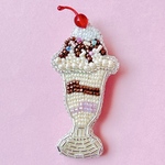 [new！]チョコレートパフェのビーズ刺繍ブローチ　　スイーツ　アイスクリーム　夏　ギフト　プレゼント　おでかけ　かわいい　ビーズ　喫茶店