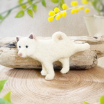 【チャリティー】　柴犬のブローチ　〜白柴のけりけりぴーん〜