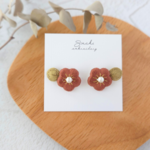 小ぶりな花の刺繍ピアス/イヤリング　〖レッド〗