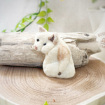 【チャリティー】　柴犬のブローチ　〜白柴の肉寄せ振り向き〜