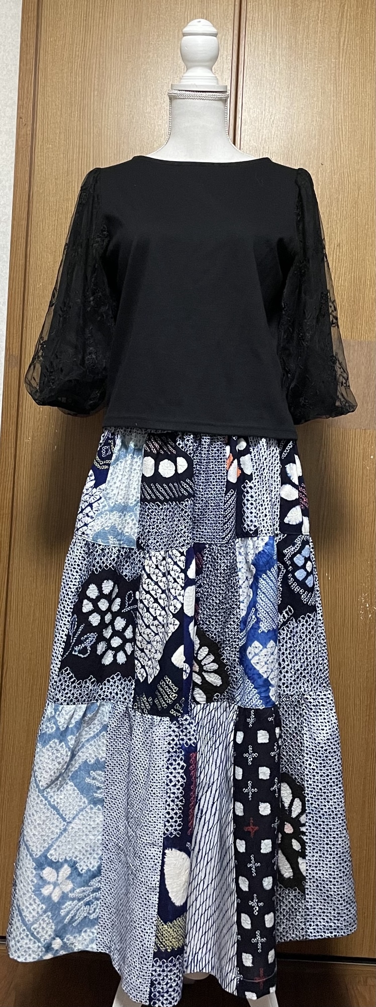 着物リメイク　藍色系　麻の葉柄　紬のAラインワンピース　リボン(共布紐ベルト)付 着物リメイク 藍色系 麻の葉柄 紬のAラインワンピース リボン