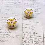 在庫処分【1コずつ販売】#czech glass#czech button#チェコボタン　径27㍉程度 butterfly white/yellow 金具型
