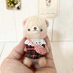 (高さ9㎝)赤チェックワンピースの小さなあみぐるみくまちゃん(ラッピング無料)(オプションでキーホルダー可能)