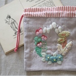 R4刺繍 リネン巾着　ピンクパープル×ストライプレッド