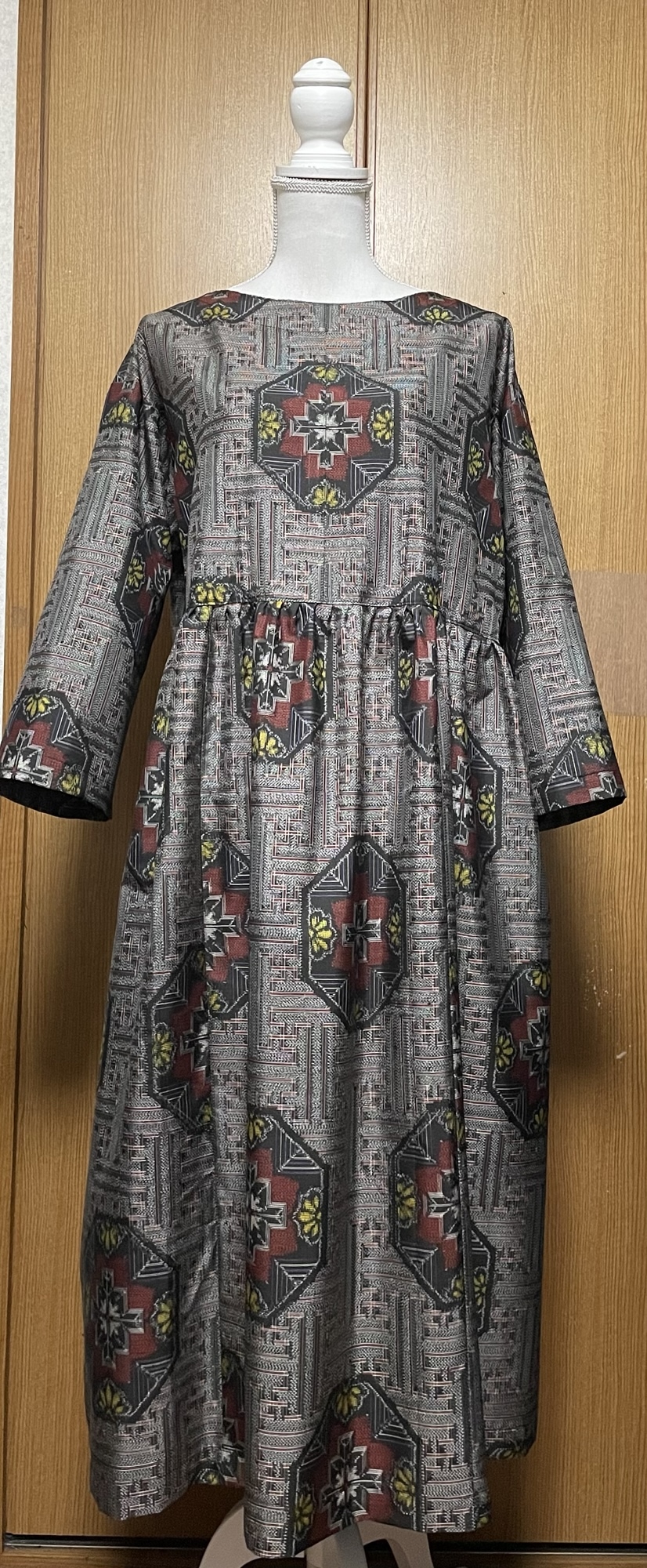 着物リメイク　藍色系　麻の葉柄　紬のAラインワンピース　リボン(共布紐ベルト)付 着物リメイク 藍色系 麻の葉柄 紬のAラインワンピース リボン