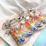 《名入れ無料》透明ぷっくりうるつやイニシャルキーホルダー　レジンイニシャルキーホルダー　レインボー　スポーツ　プチギフト