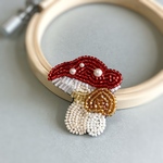 森の双子きのこ ブローチ　ビーズ刺繍　オートクチュール刺繍
