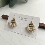 冬のニットに揺れるくすみカラーのフリンジピアス｜大人可愛いビーズアクセサリー｜Tricot Show（トリコショー）