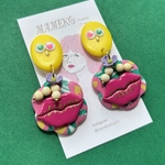 1点♦️くるくる おめめ ポリマー クレイ くちびる ピンクピアス♦️ 黄色 ピンク カラフル レトロポップ 昭和レトロ 古着 口紅 レジン vintage ヴィンテージ 大ぶりイヤリング フラワー