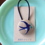 刺繍ヘアゴム「よつ葉を見つけたツバメさん  ミルクティー」くるみボタン