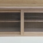 b様専用 ナチュラル色の引き戸付きキャビネット(チェッカーガラスタイプアクリル板引き戸)