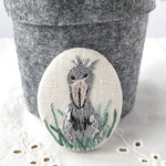 草の中のハシビロコウ　刺繍ブローチ
