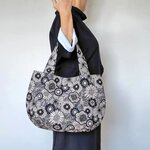 大きめが可愛いころりんトートバック〜モノトーンフラワー