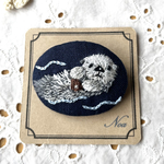 ぷかぷかラッコ　刺繍ブローチ