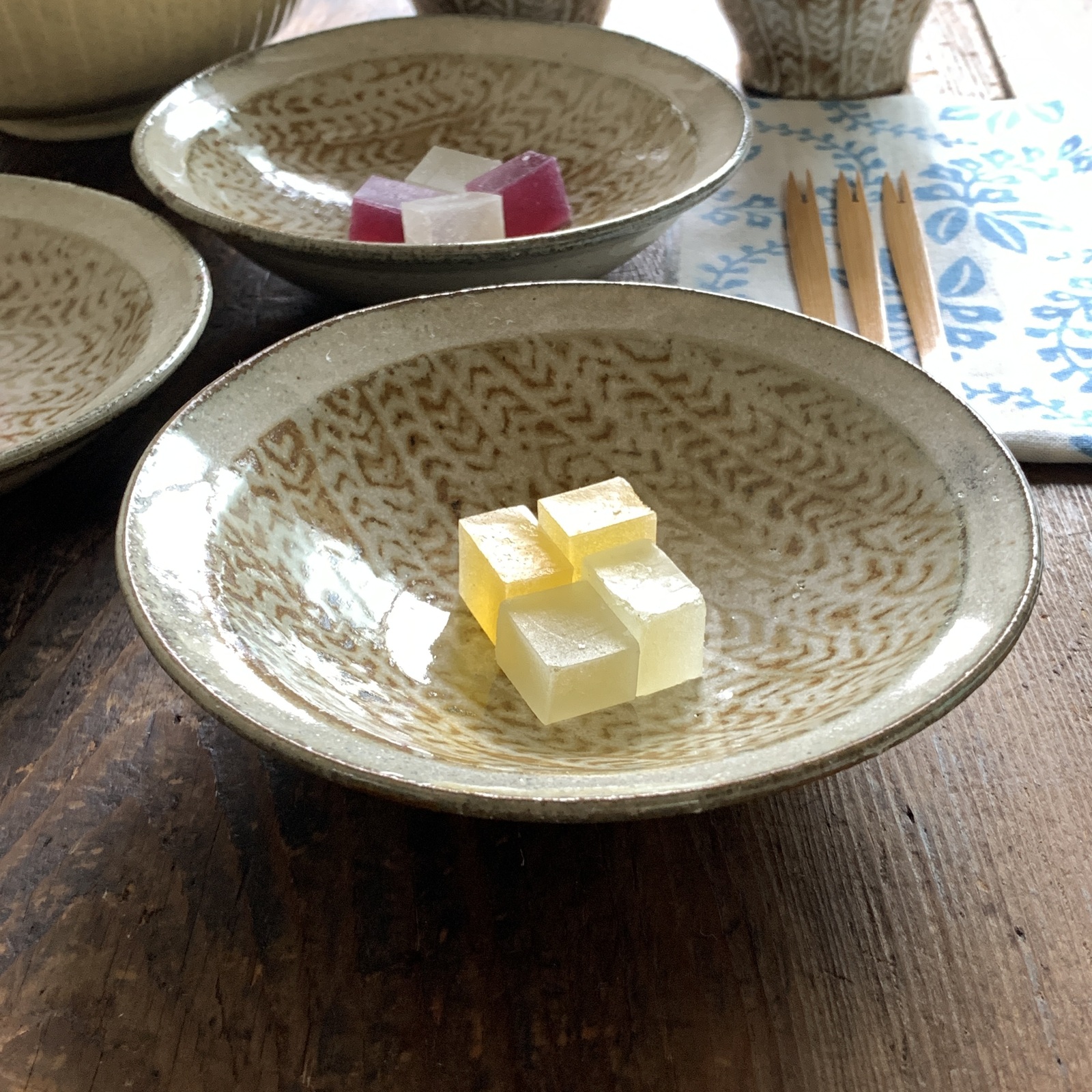 くるみ色の菓子皿