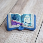 絵本ブローチ《フクロウの夜》【手描きイラスト・陶土ブローチ】