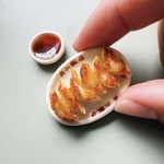 こんがり焼きギョウザ(醤油小皿付き)/ 赤いカニ飯店の皿