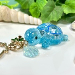 南国気分♪カメのレジンキーホルダー＊シェル＆ヤシの木チャーム付き (ブルー)