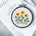 ひまわりの刺繍壁飾り｜夏のインテリア・向日葵の刺繍・夏の花