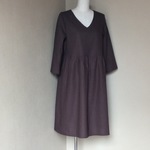 Vネックのギャザーワンピース