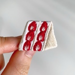 イチゴサンドウィッチ 手刺繍ブローチ