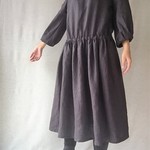 チャコールグレーのリネンワンピース