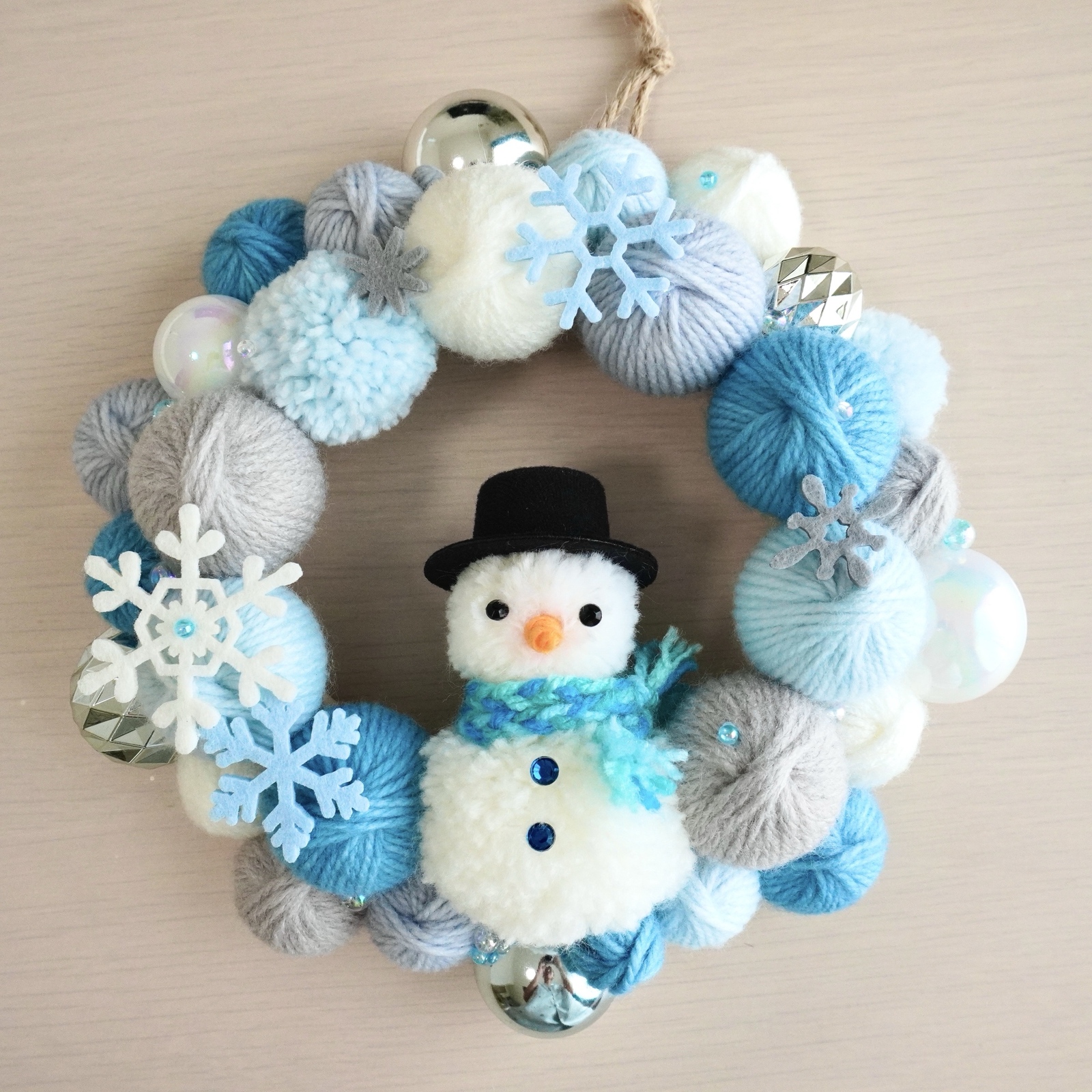 毛糸玉のクリスマスリース ホワイトクリスマス