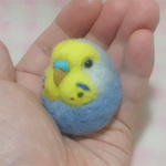 羊毛フェルト　小鳥マカロン(？)マグネット　/　セキセイインコ　レインボー・青系