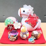 コロンお馬さん【縁起物セット】　ちりめん細工　置物　　インテリア　馬　午年　お正月　干支　打出の小槌　瓢箪　手毬　紅白梅　ポニー