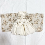 【3ヶ月〜5歳頃まで長い期間使える⭐︎】1番可愛いふわふわシルエットのベビー袴　花柄×きなり袴