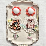 ヴィンテージ ★花はじきとフクロウ&タヌキ✖︎モコモコ刺繍フレームのピアス　イヤリング　昭和レトロポップ　ファンシー　大ぶり　アニマル　カラフル　赤　個性的　おはじき