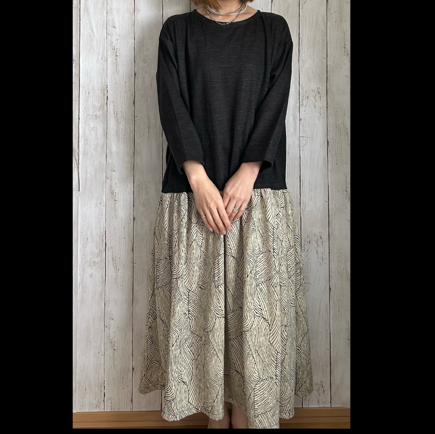黒の尾州綿麻ニット腰下切り替えギャザー入りロングワンピース - kym