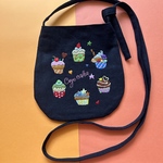 黒リネンのスマホショルダー　カップケーキの手刺繍　麻　リネン100％ カップケーキ　刺繍　手刺繍　ギンガムチェック　スィーツ刺繍　ポシェット　サコッシュ　ショルダーバック　ケーキ　スマホ入れ　ギフト