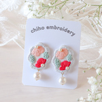 　お花の刺繍ピアス/イヤリング　花手水　（グレー　赤）
