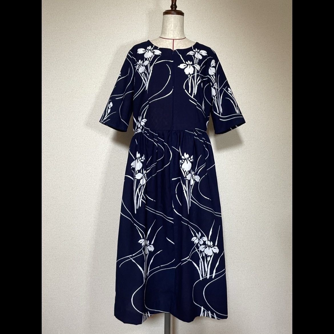 猛暑も残暑も着心地の良いコットンの服で過ごしましょう！〜菖蒲柄浴衣リメイクの前開きワンピース・五部袖〜