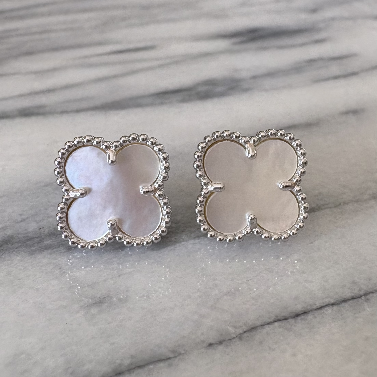 最高品質フラワークローバーマザーオブパールピアス 最高品質フラワークローバーマザーオブパールピアス