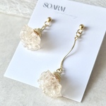 揺れる花束スターチスのワイヤー巻きピアス／イヤリング　　　本物の花・淡色アクセ　選べる2カラー