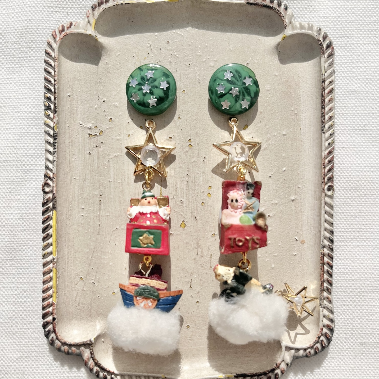 ミニチュアアンティーク風サンタのピアス イヤリング レトロポップ