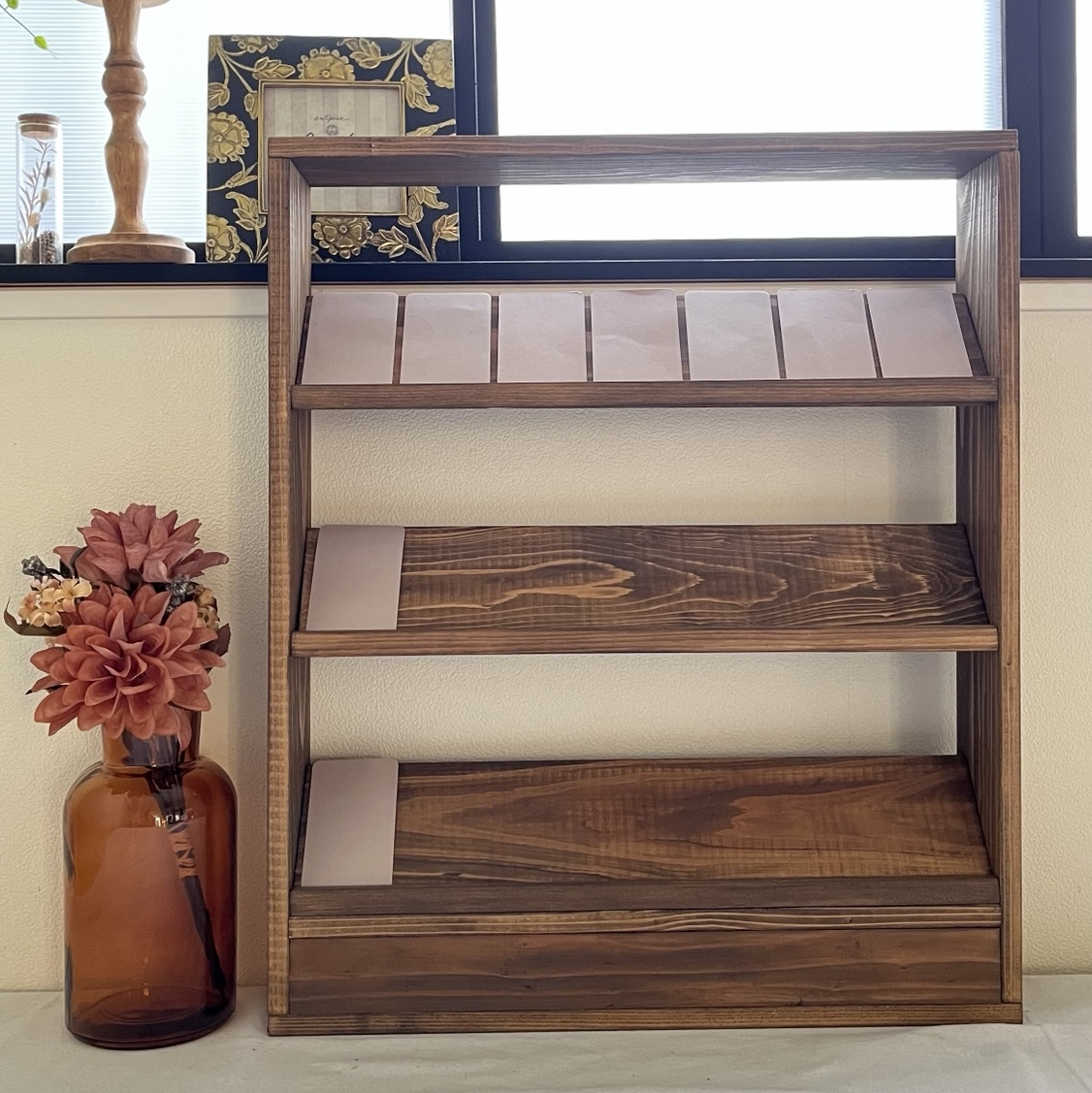 斜め型ディスプレイ什器(ブラウン) - GRASS WOOD WORKS | minne byGMO