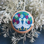 グースベリー×グース ガチョウ 北欧刺繍くるみボタンブローチ/ヘアゴム