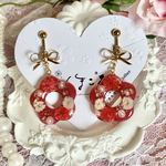 お花とリボンの耳飾り(レッド)  ピアス/イヤリング