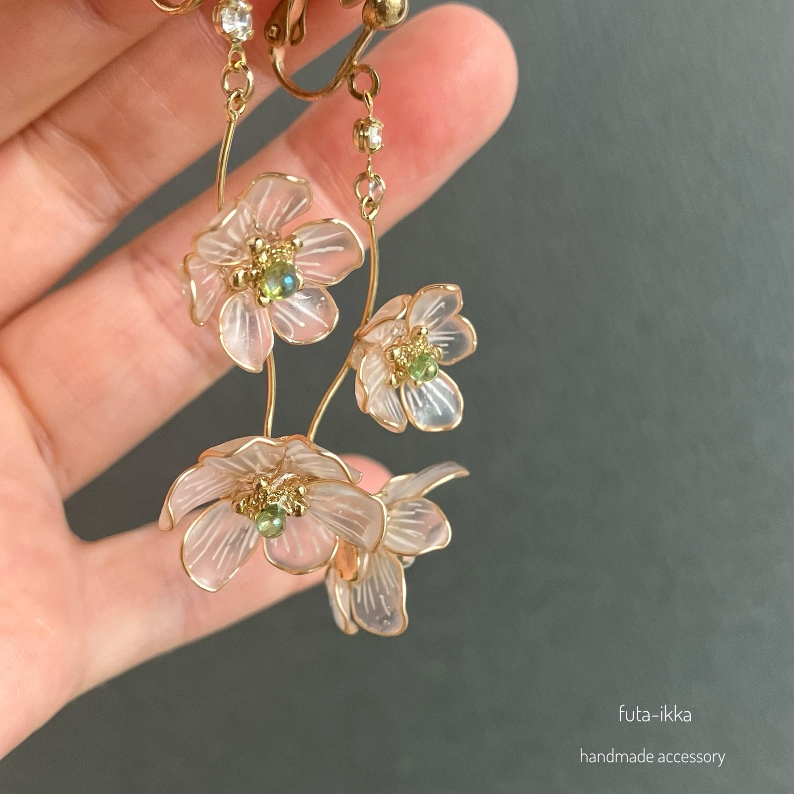 ブルー紫陽花（雨雫）のリースブローチ マニキュアフラワー