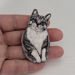 手刺繍ブローチ ちょこんとサバトラちゃん