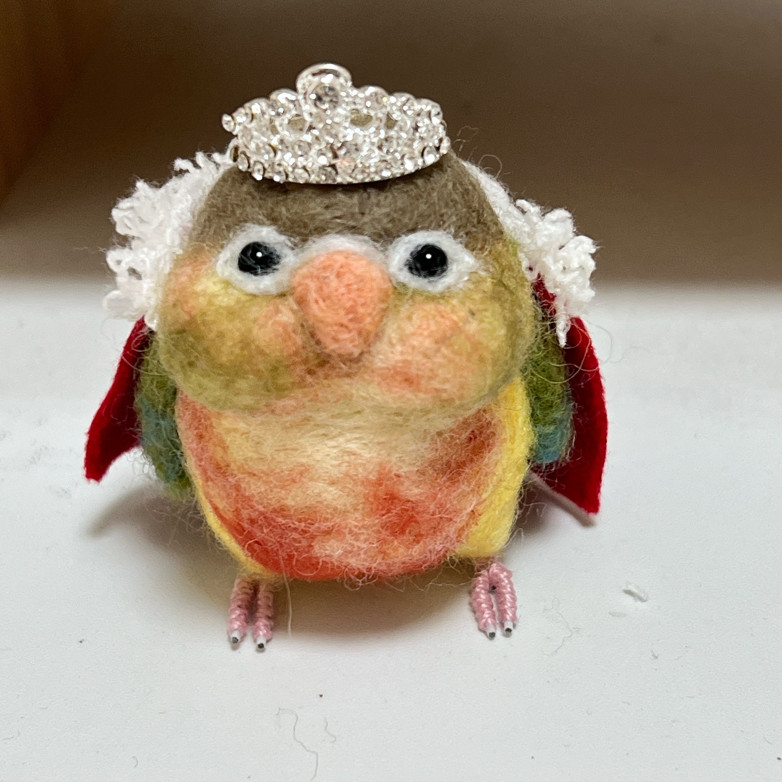 羊毛フェルト　ハンドメイド　ドアからワカケホンセイインコ 羊毛フェルト ハンドメイド ドアからワカケホンセイインコ